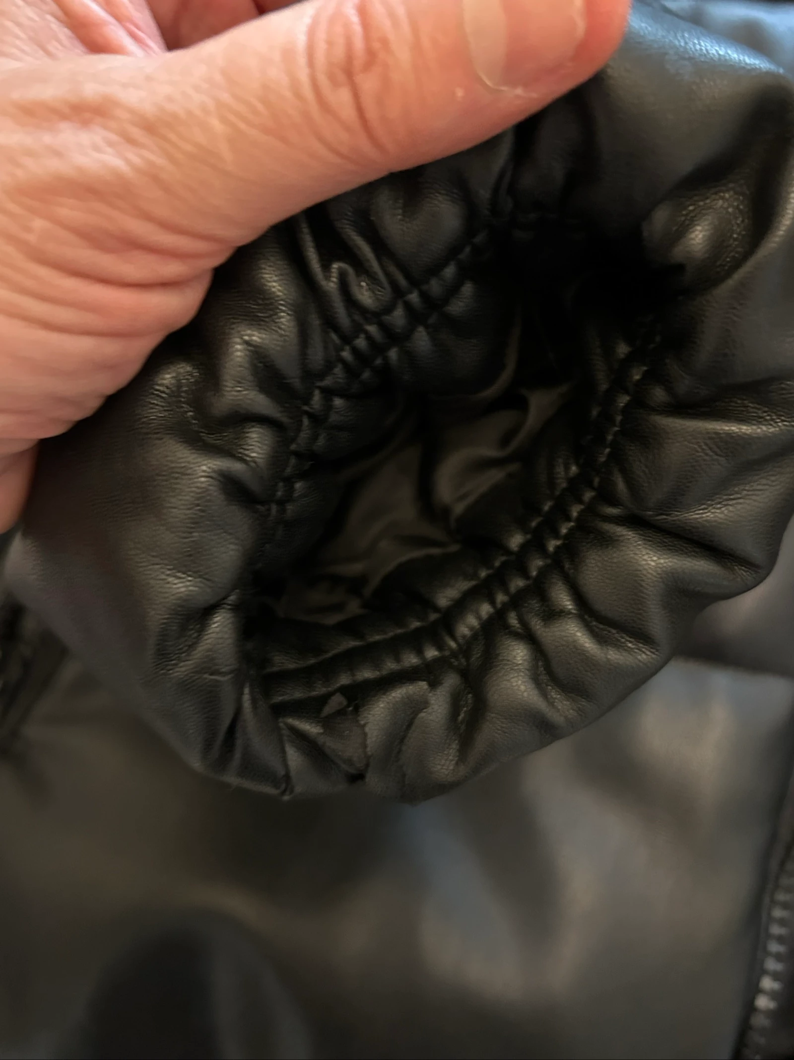 Veste matelassée noire effet cuir avec capuche taille 46/48 – photo 10